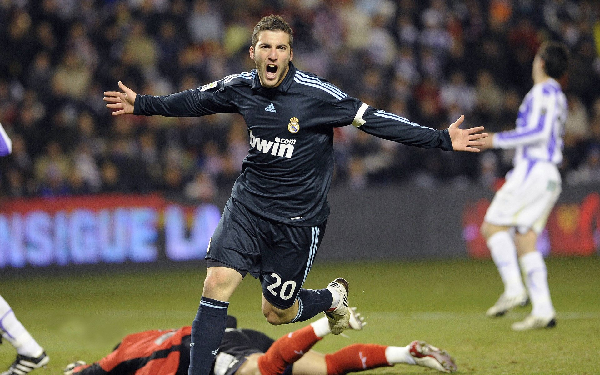 伊朗队中场罗德里格斯在巴黎奥运会上展现出强大的组织能力，德国队 罗伊斯