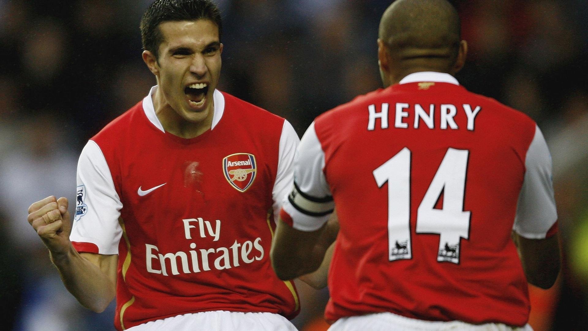 客队在比赛中展现出了惊人的攻击力，客队的球队席应位于记录台同方向的( )